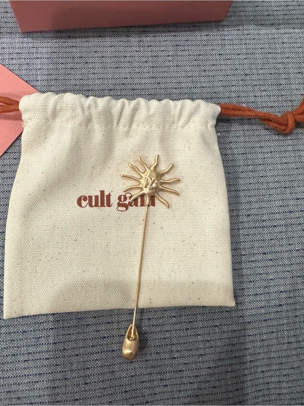 CULT GAIA LEO SUN BLAZER PIN IN BRUSHED BRASS NEW IN BOX - Picture 2 of 4